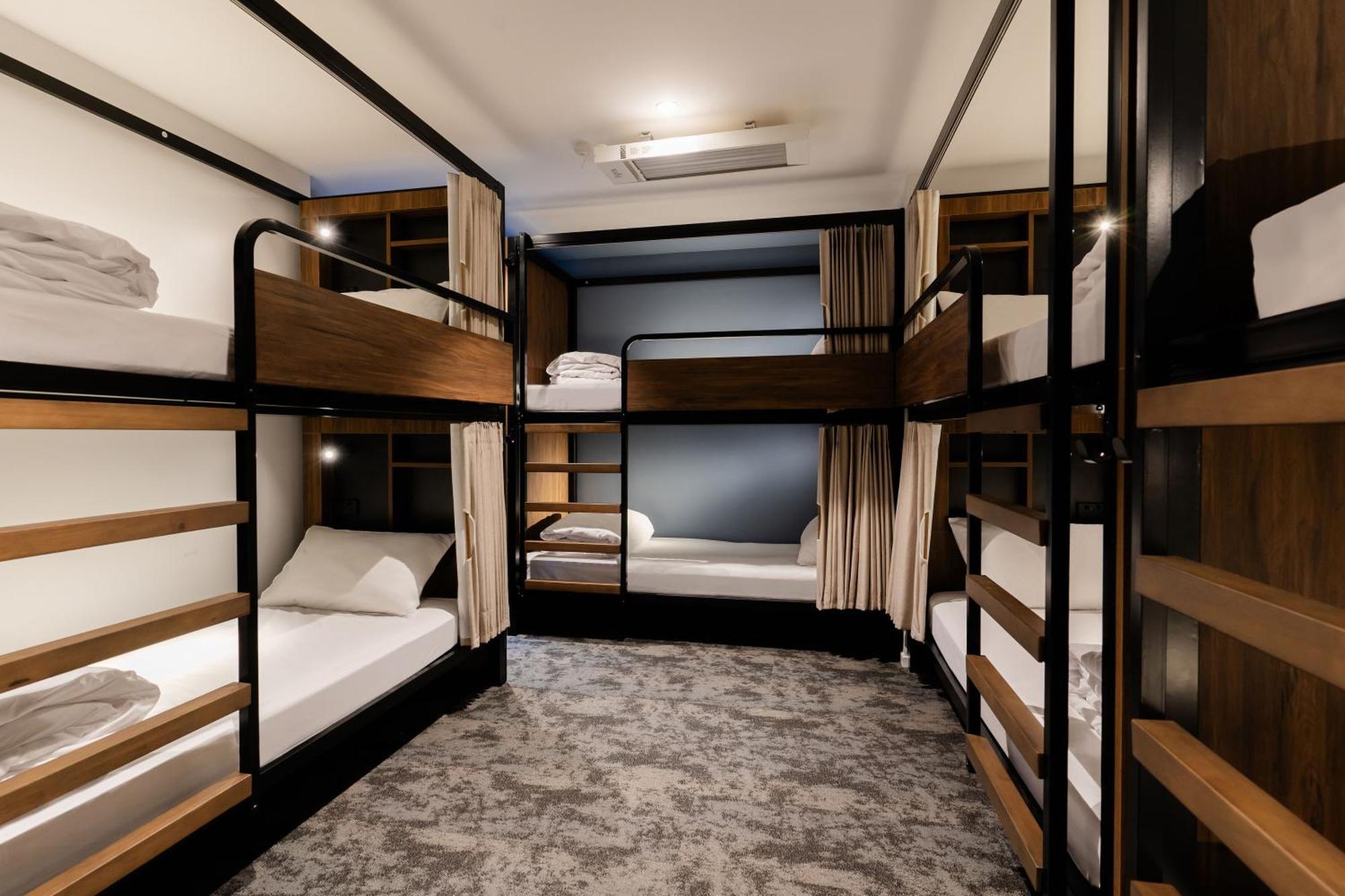 Haka House Wellington Pansiyon Dış mekan fotoğraf A typical capsule hotel room