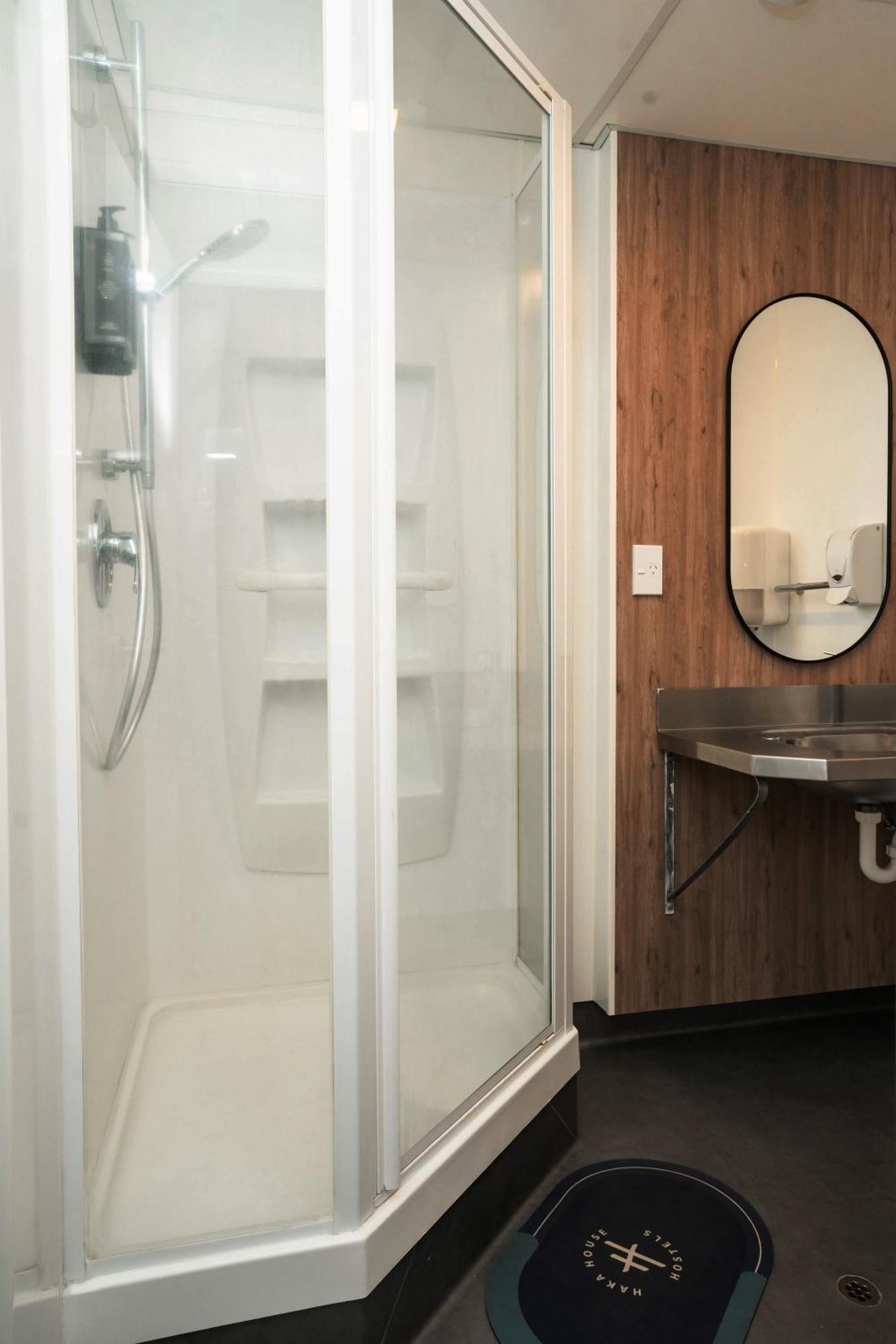Haka House Wellington Pansiyon Dış mekan fotoğraf A shower cubicle