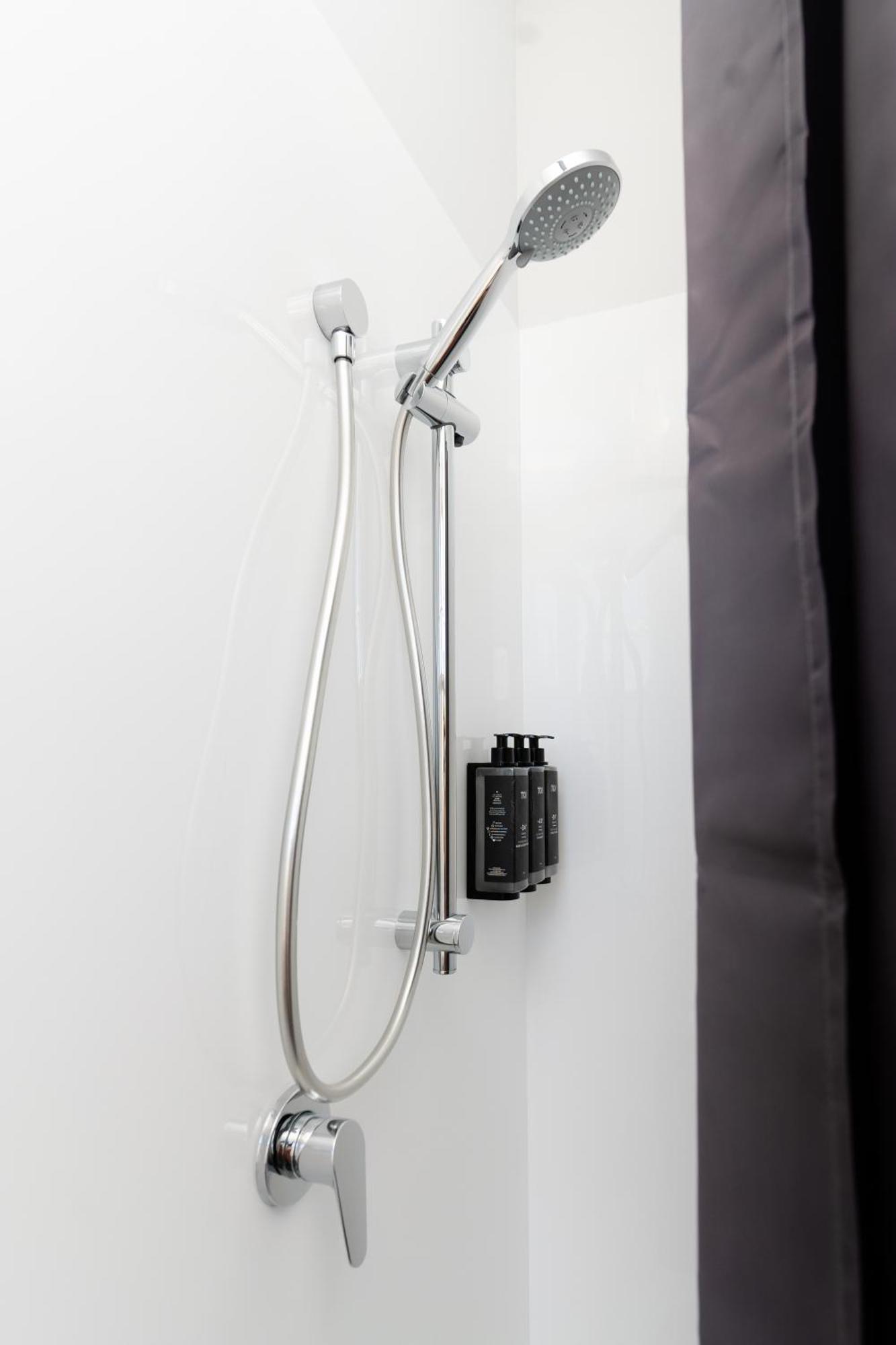 Haka House Wellington Pansiyon Dış mekan fotoğraf Shower rail