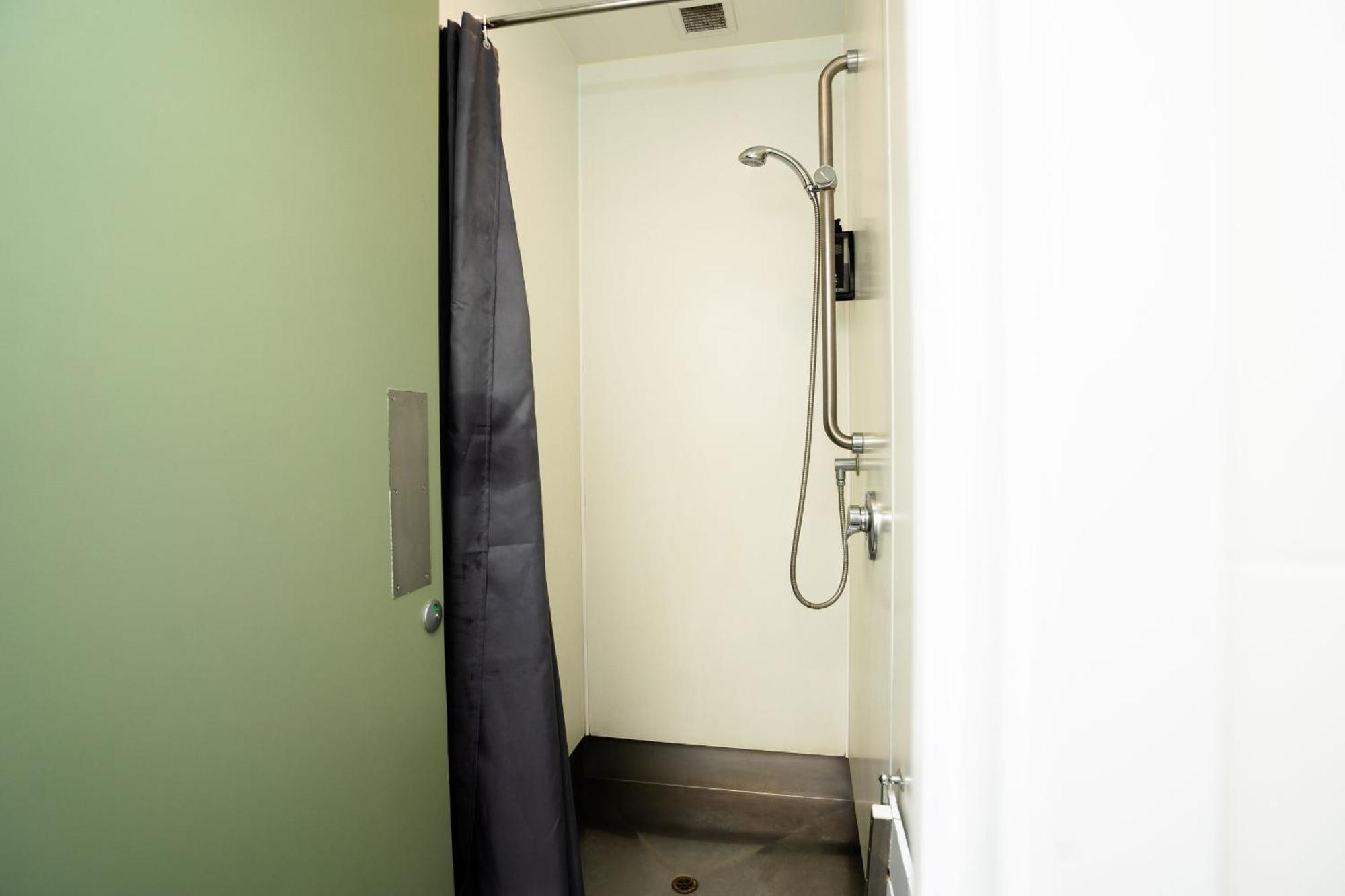 Haka House Wellington Pansiyon Dış mekan fotoğraf A shower cubicle
