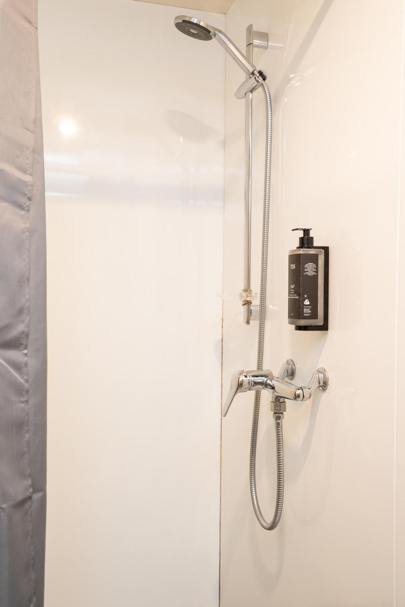 Haka House Wellington Pansiyon Dış mekan fotoğraf Shower gel dispenser