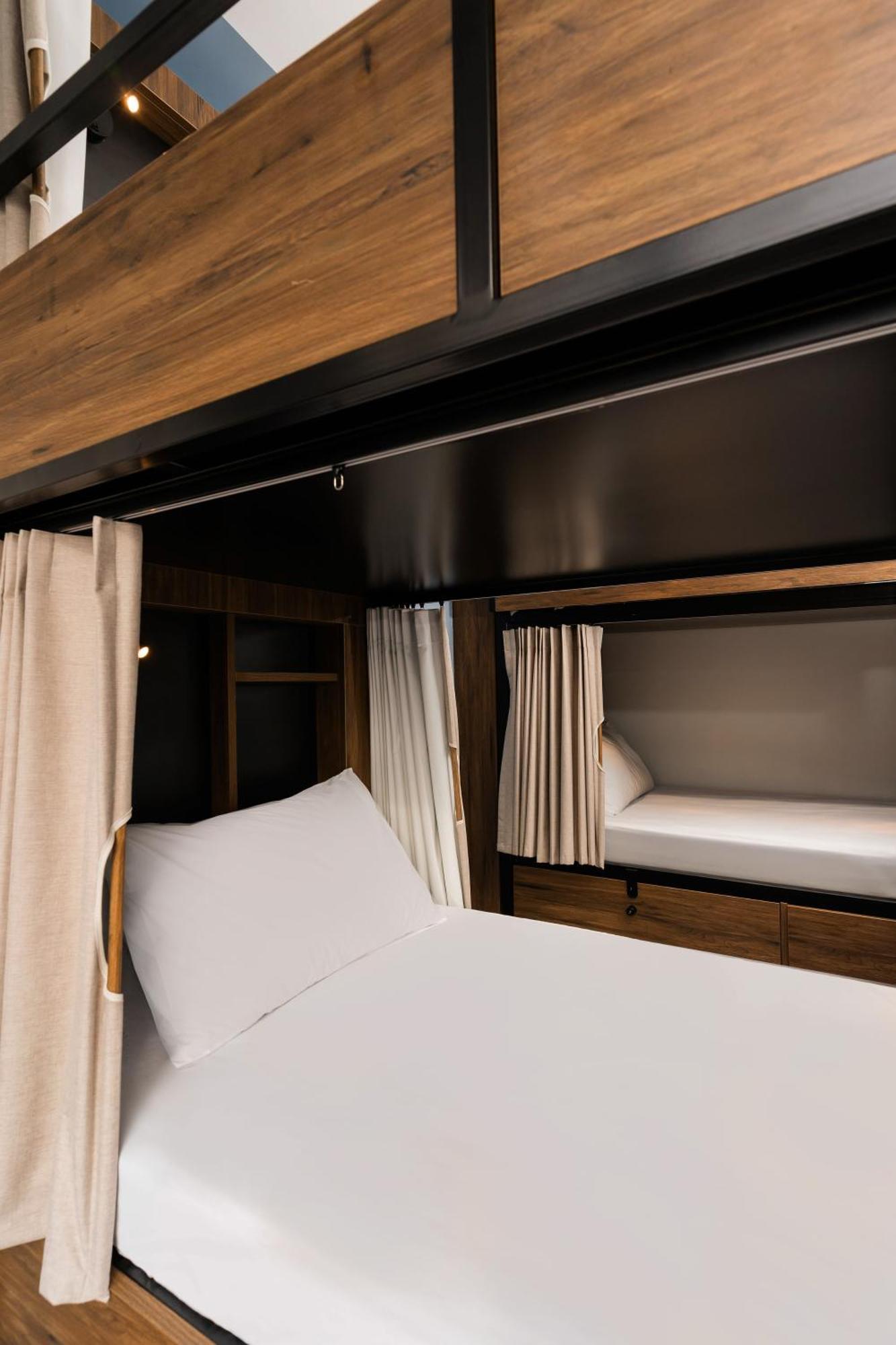 Haka House Wellington Pansiyon Dış mekan fotoğraf A bunk bed in a capsule hotel
