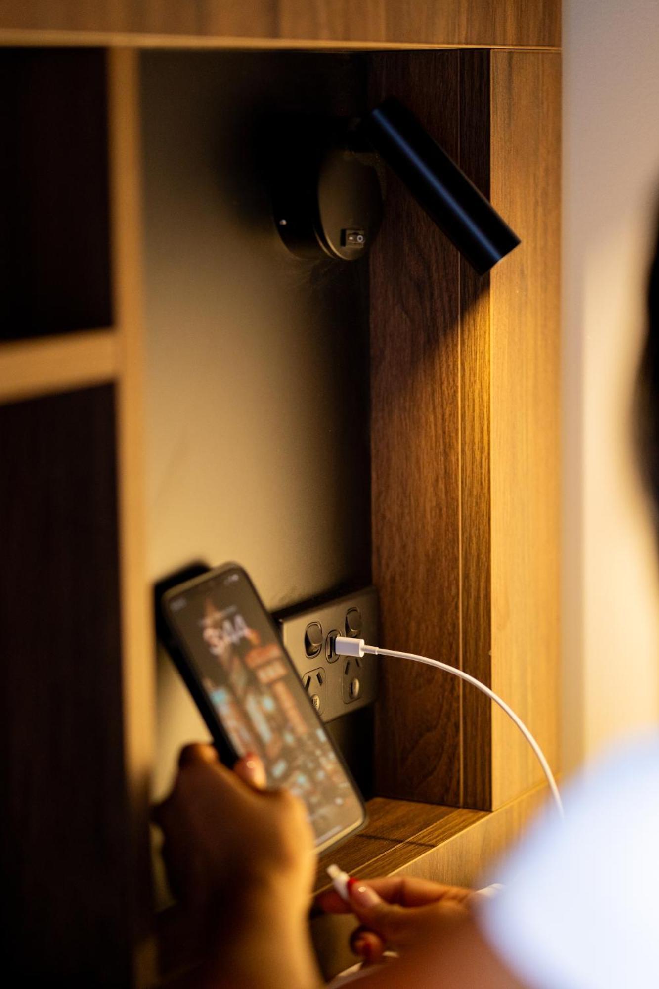 Haka House Wellington Pansiyon Dış mekan fotoğraf A phone plugged into a power socket