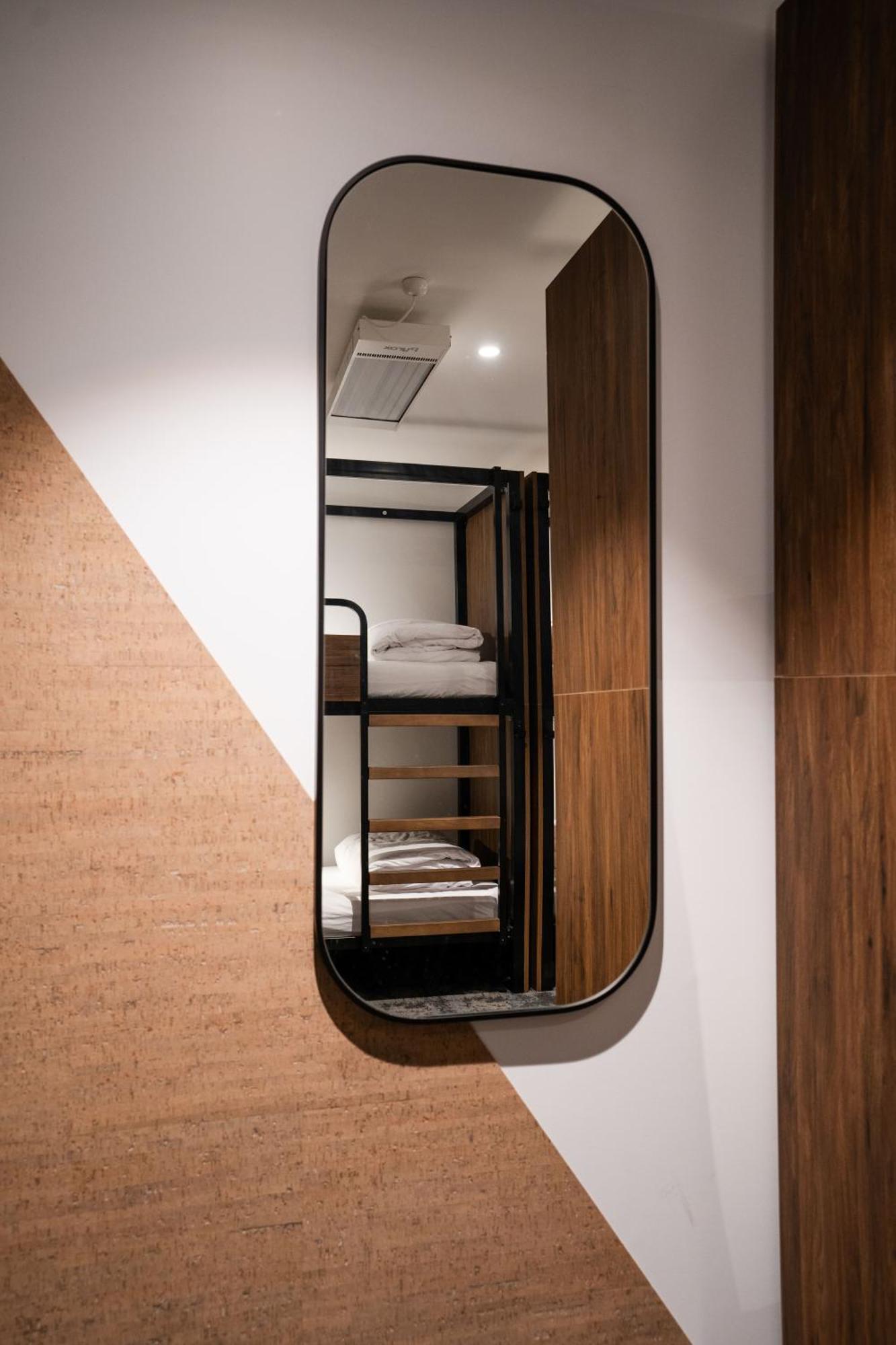 Haka House Wellington Pansiyon Dış mekan fotoğraf A capsule hotel in Tokyo