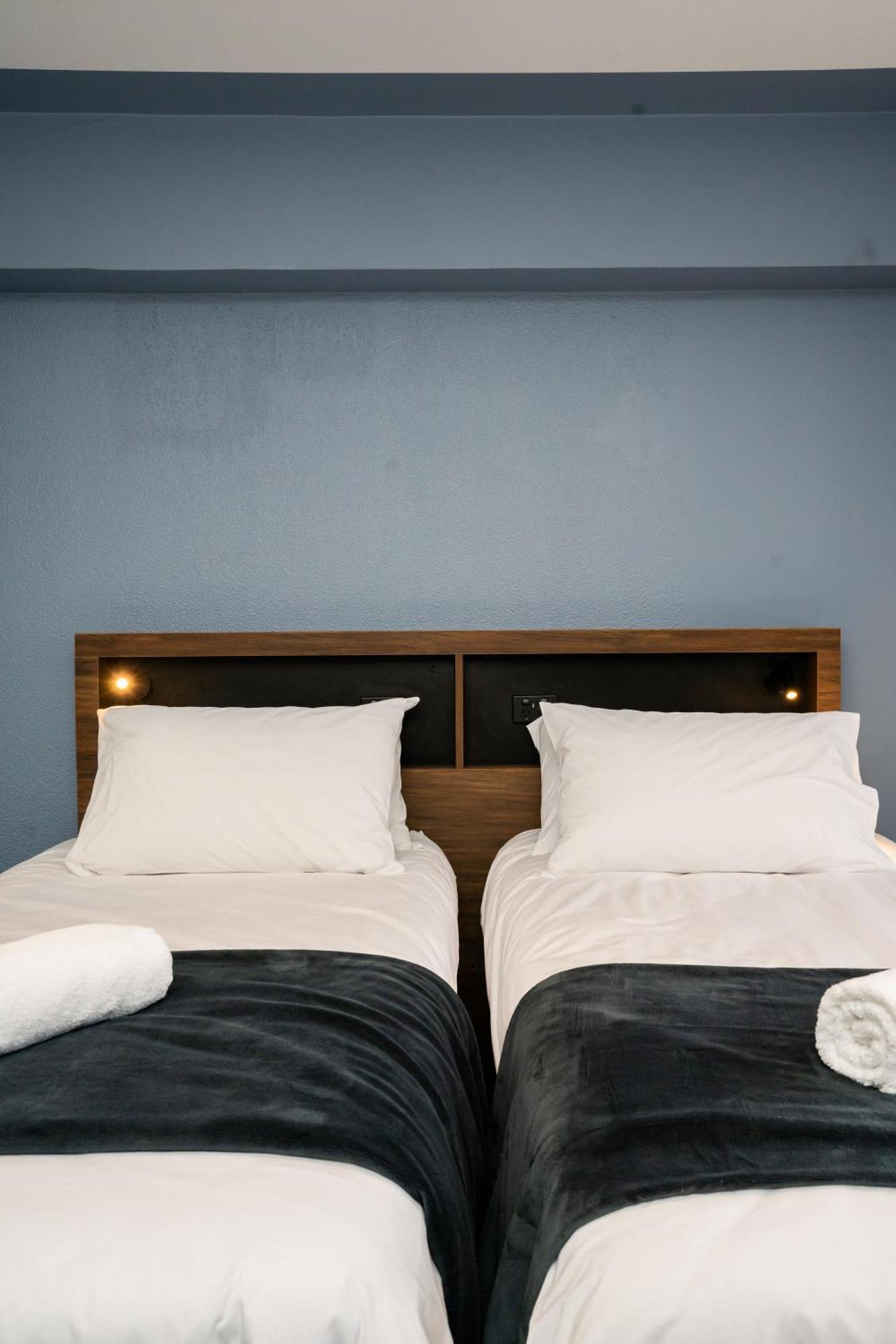 Haka House Wellington Pansiyon Oda fotoğraf A bed with two pillows