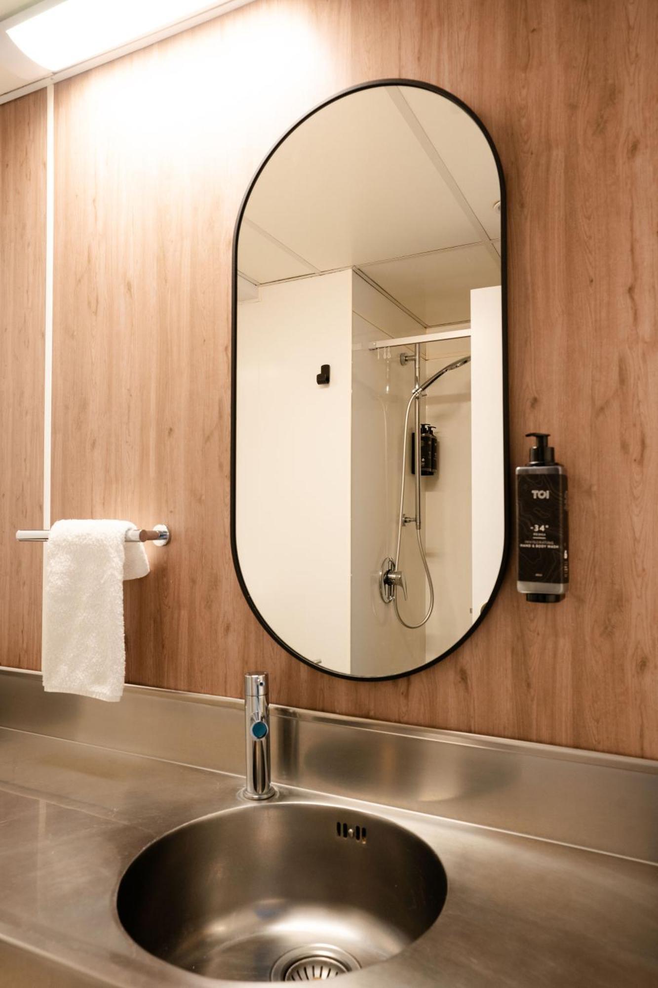 Haka House Wellington Pansiyon Dış mekan fotoğraf A shower in a hotel room