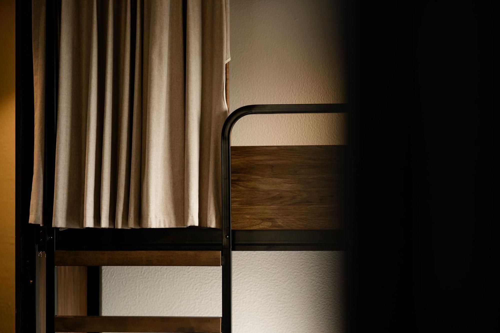 Haka House Wellington Pansiyon Dış mekan fotoğraf A curtain in a capsule hotel