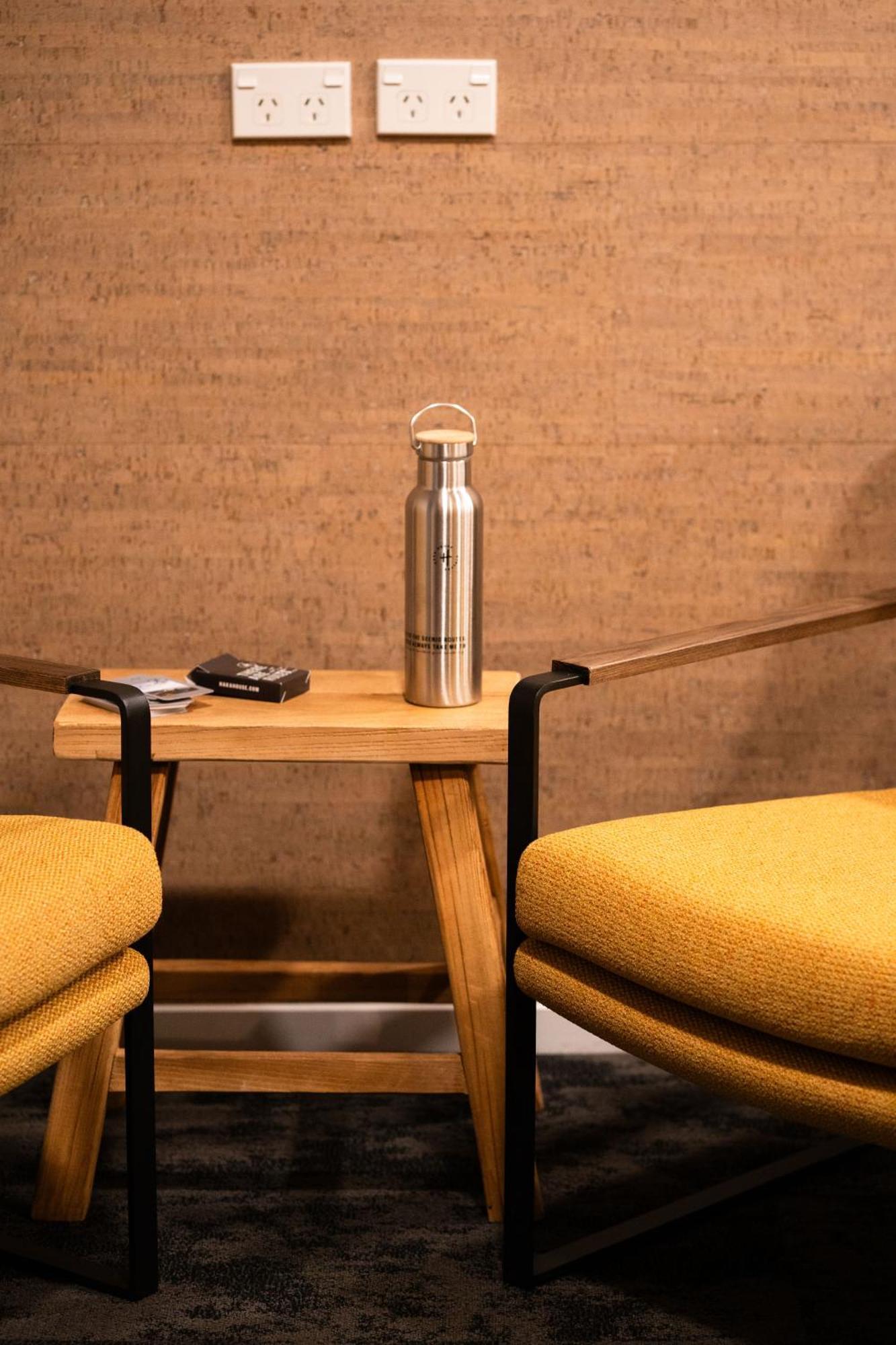 Haka House Wellington Pansiyon Dış mekan fotoğraf A stainless steel water bottle