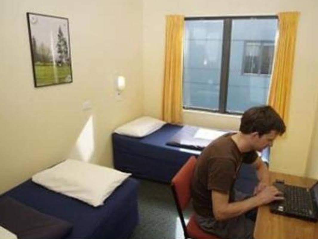 Haka House Wellington Pansiyon Dış mekan fotoğraf A student working in his room at the International House